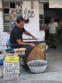 Остров Мурано, стекольный мастер делает вазу. (Венеция)