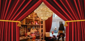 По ту сторону окна, комната элитной "предпринимательницы" квартала Красных фонарей (Амстердам)