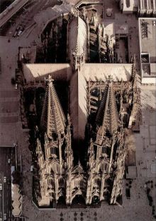 Кельнский кафедральный собор. С высоты в архитектуре четко виден крест (Кельн)