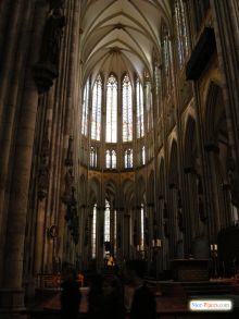 Внутреннее пространство собора огромно. Одновременно в нем могут находиться более 8000 человек (Кельн)