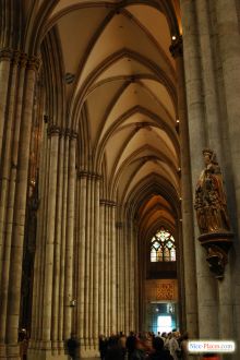 Внутренний стиль собора также характерен для готики (Кельн)