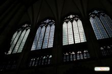 Огромные витражи под самой крышей - окна к Богу - главный источник освещения в соборе (Кельн)