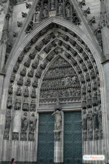 Раньше для входа использовались и боковые порталы. Сейчас они закрыты (Кельн)