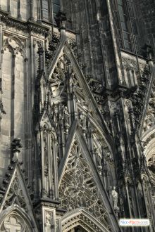 Готическому стилю характерно стремление вверх. В Кельнском соборе это чувствуется особенно четко (Кельн)