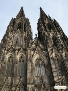 В большинстве случаев, построив одну башню, работы останавливались - строительство даже в те времена было чрезвычайно дорогостоящим предприятием... (Кельн)