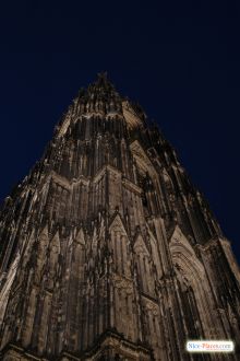 "Мрачная громада собора нависала над городом..." Сейчас это уже далеко от истины. В черте города же много зданий соизмеримых по высоте, а то и более высоких (Кельн)