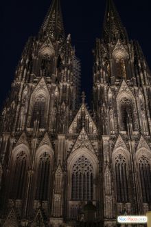 Наверное, ночью Кельнский кафедральный собор все же смотрится красивее благодаря эффектной подсветке (Кельн)