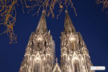 Достойный объект для эксперимента фотографа ночью. Вот только ни в какой объектив полностью не влазит... (Кельн)