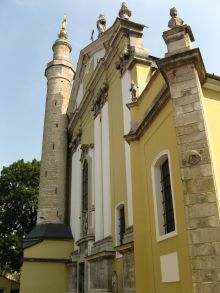 Минарет со статуей Девы Марии и Костел Св. Апостолов Петра и Павла (Каменец-Подольский)