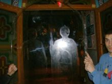 При вспышке от иконы отражается силуэт святого (Одесса и область)