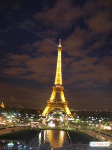 Ночью. Недалеко от дворца Трокадеро. 