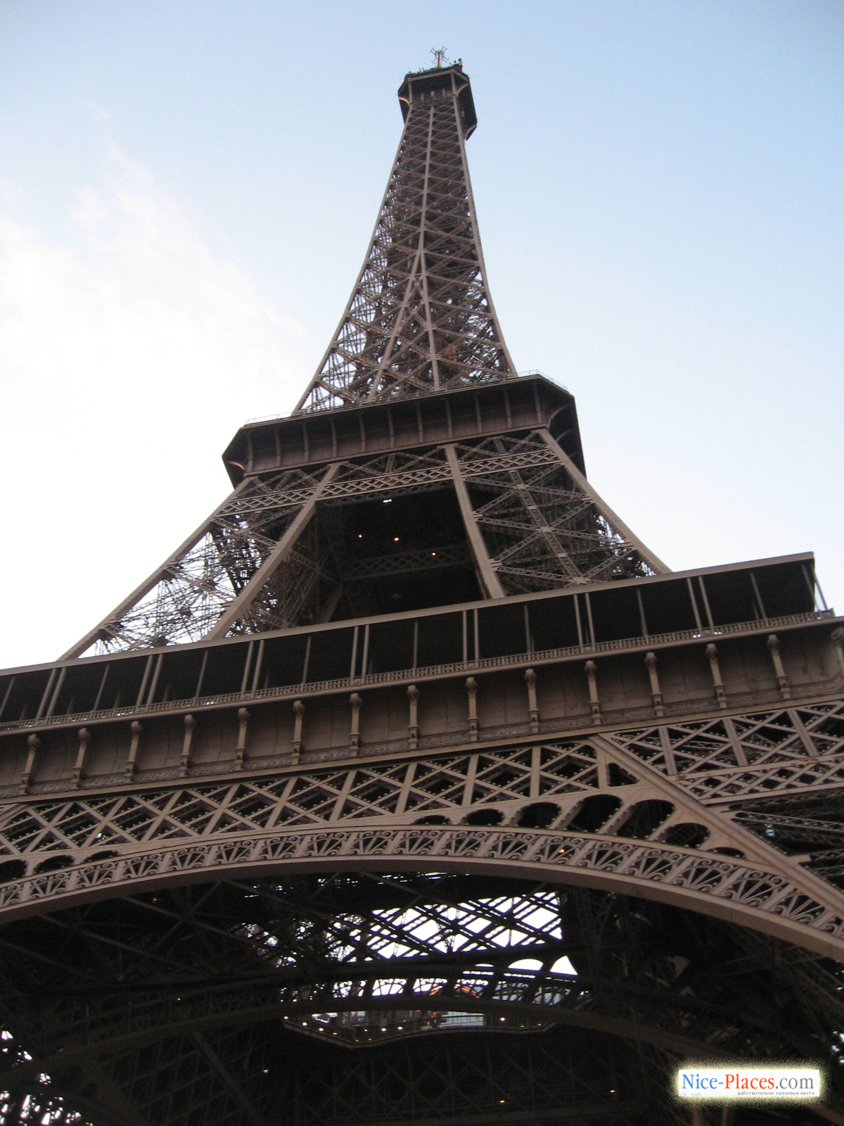 Фото достопримечательностей Парижа: 275 метров. Или 300. Если с антеннами. Башня растет из года в год