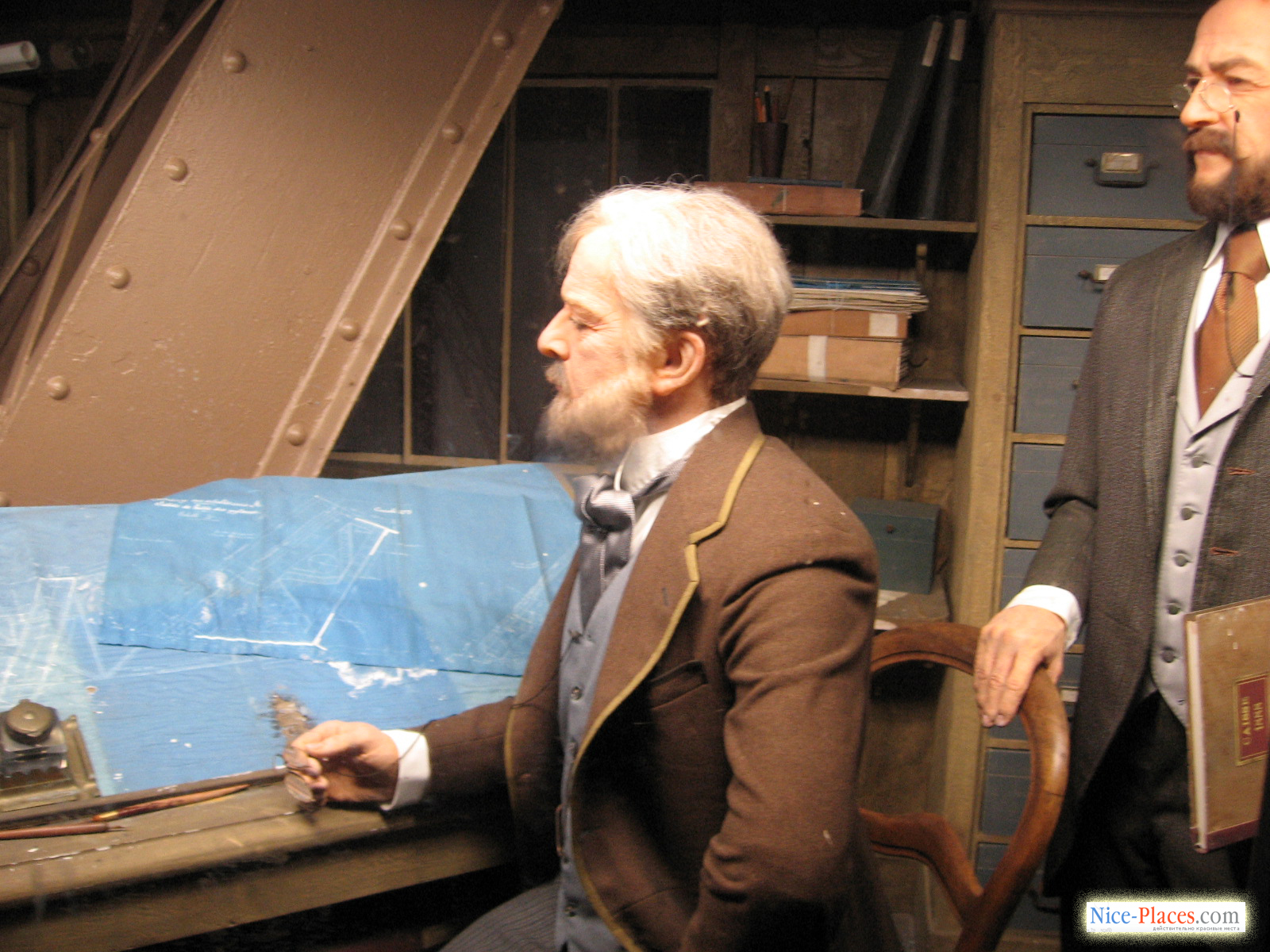 Фото достопримечательностей Парижа: Творец башни увековечен на ее последнем этаже