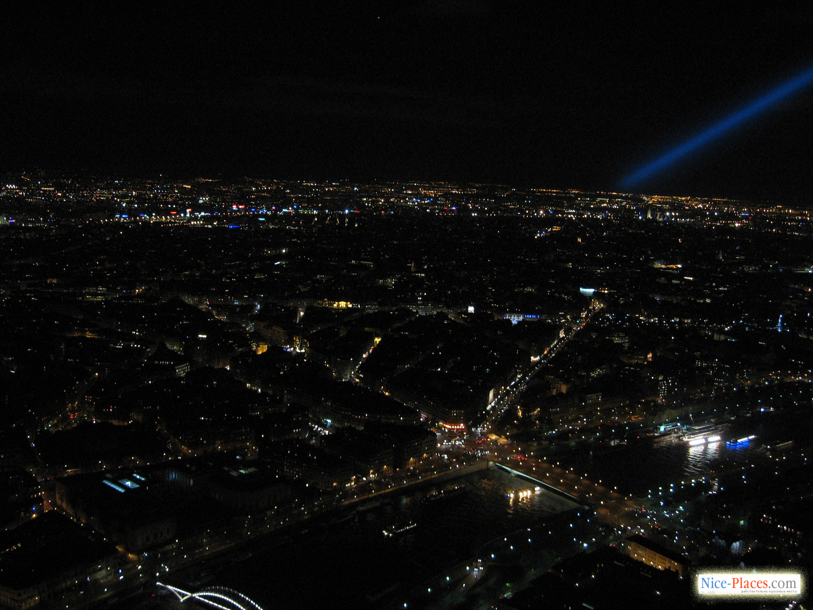 Фото достопримечательностей Парижа: Фотография с руки, на малых выдержках, но и она позволяет увидеть россыпь огней ночного Парижа