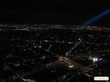 Фотография с руки, на малых выдержках, но и она позволяет увидеть россыпь огней ночного Парижа (Париж)