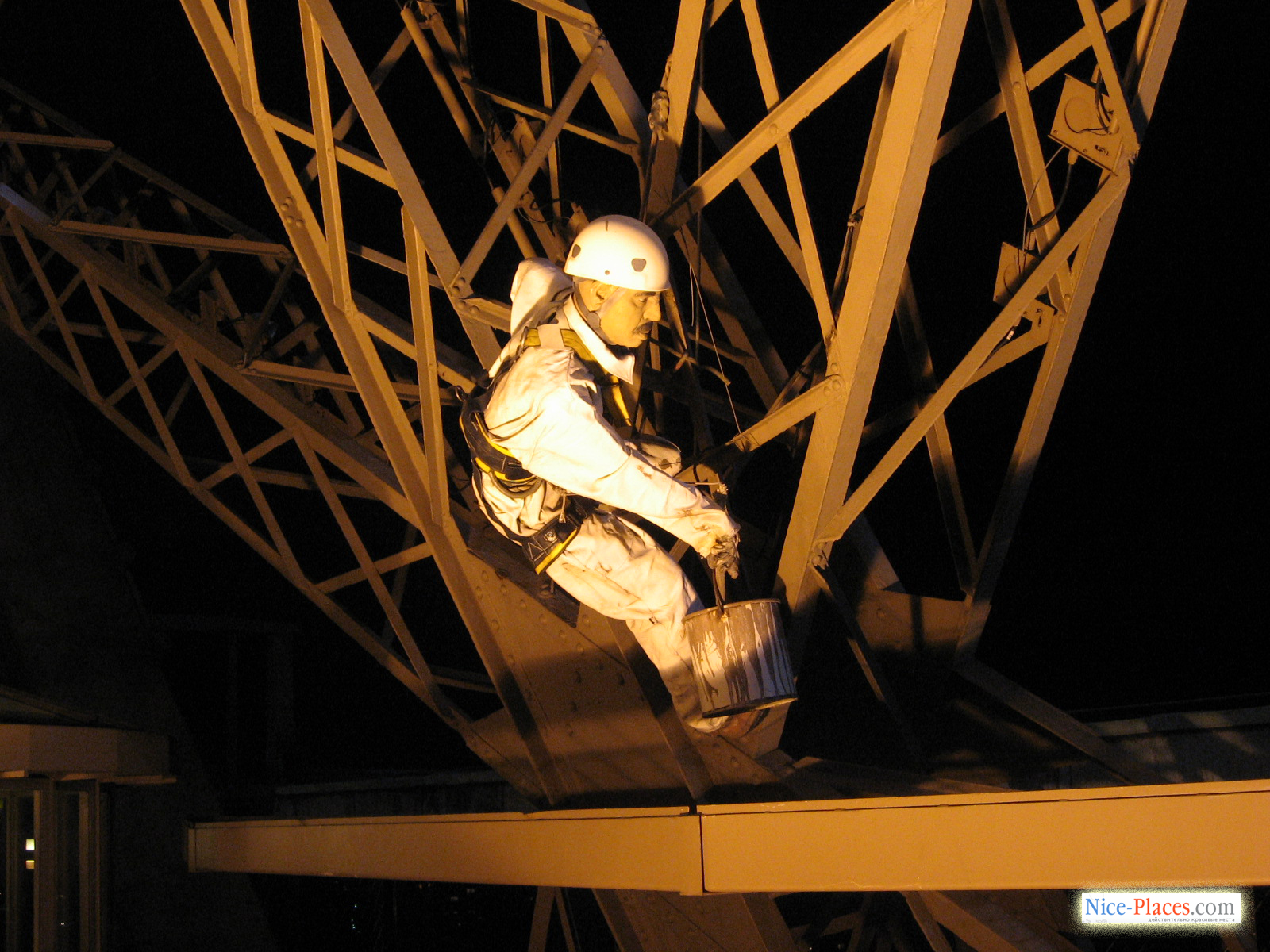 Фото достопримечательностей Парижа: Муляж маляра. Или как правильно назвать человека, который раз в 4 года красит башню в новый цвет. 