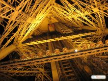 4 лифта поднимают пассажиров с земли на 1-й и 2-й этажи.  