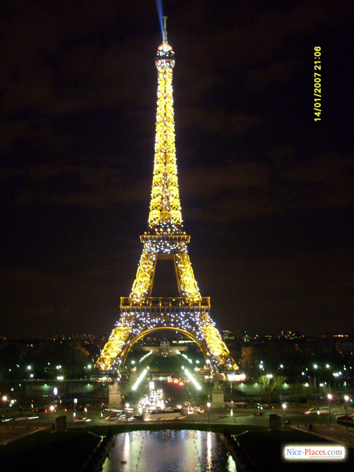 Фото достопримечательностей Парижа: Бытует мнение, что на Эйфелеву башню интересней смотреть ночью, а с нее &mdash; днем