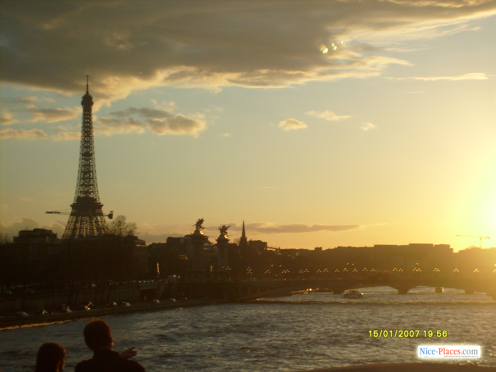 Фото достопримечательностей Парижа: Эйфелева башня в лучах закатного солнца. 