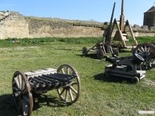 Оружие тех времен: орган смерти и катапульты. За плату из них можно пострелять