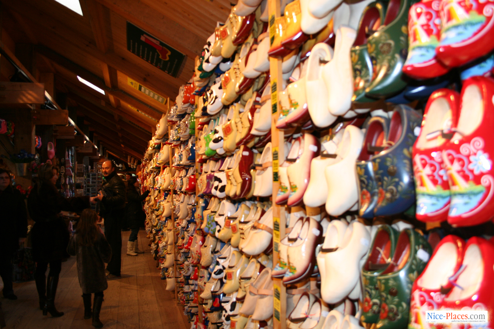 Фото достопримечательностей Голландии: В голландии Вы сможете купить кломпы на любой вкус