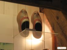 Большинство представленных здесь кломпенов - музейные экспонаты, но, подумать только, екоторое время назад это была настоящая, пусть даже и праздничная, обувь (Голландия)