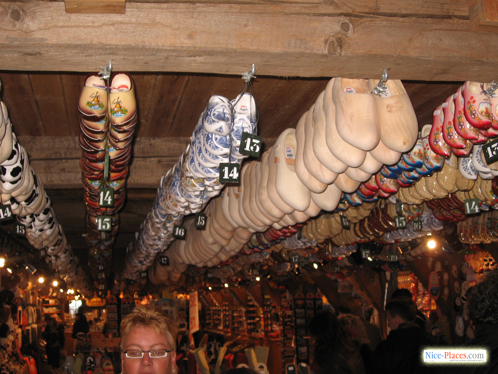 Фото достопримечательностей Голландии: Кломпы прежде всего не просто сувениры, а практичная обувь &mdash; подбирайте по размеру!