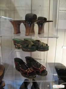 В мини-музее представлена деревянная обувь из других стран (Голландия)