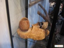 Классический, украшенный лишь резьбой, кломпен (Голландия)