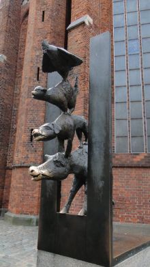 Памятник бременским музыкантам в Риге (Германия)
