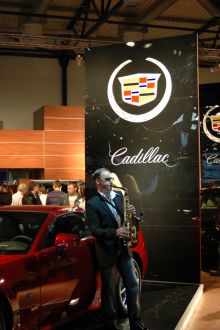 а тем временем внутри вовсю показывали новые автомобили. На стенде Кадиллака и эротический танец посмотреть можно было, и саксофониста послушать (Киев и область)