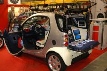 Во втором павильоне автомобилей было мало, но зато хватало разных авто "мелочей": фары и автозвук, обводы, кенгурятники, шины, диски и т.п. и т.д. (Киев и область)