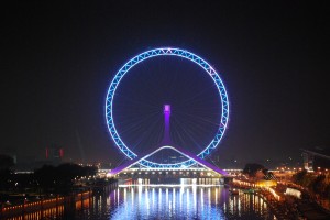 Ночью "Око Тяньцзиня" выглядит еще более эффектно