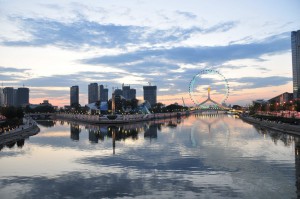 Вид на мост "Око Тяньцзиня" с реки Хайхэ (Разное)