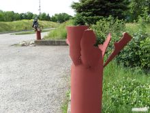 Вот такие урны в виде разорвавшегося снаряда установлены вдоль всей аллее к Монументу (Изюм)