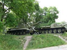 Выставка военной техники возле Монумента Победы в Изюме (Изюм)