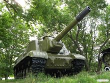 Выставка военной техники возле Монумента Победы в Изюме