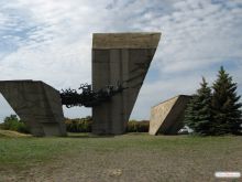 Монумент Победы в Изюме. Высота стеллы 26 метров (Изюм)