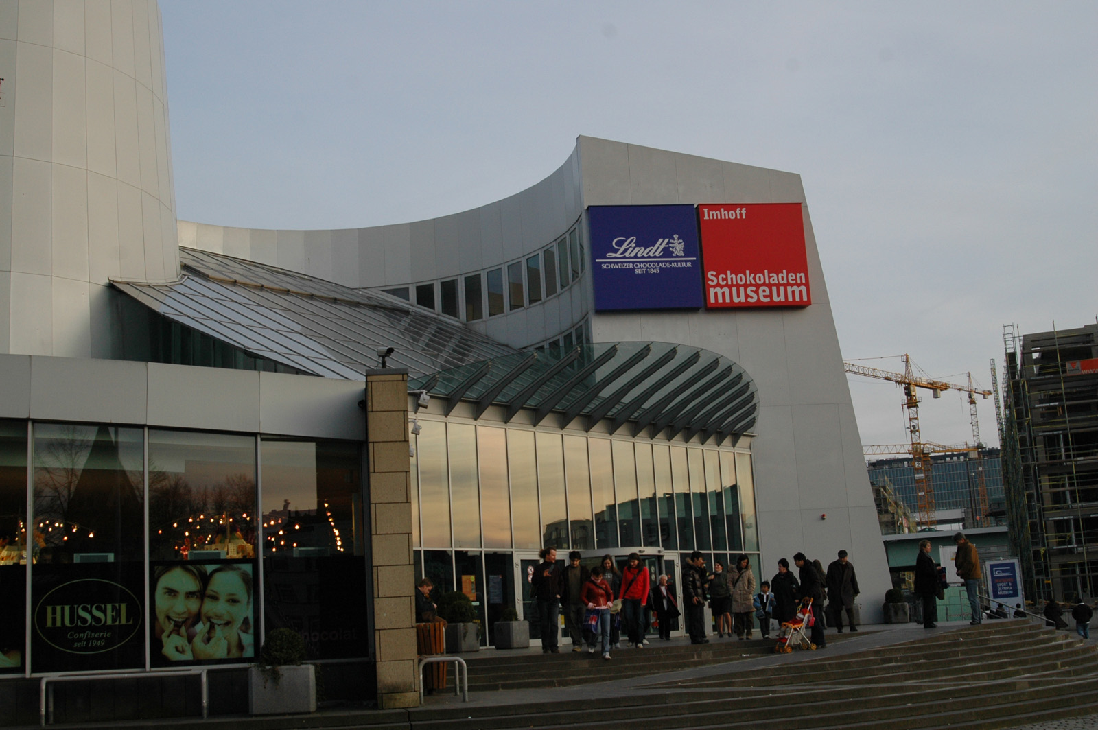 Фото достопримечательностей Кёльна: Музей расположен на небольшом острове