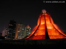 Фонтан-Вулкан в Абу Даби, ночью наиболее впечатляющий (Разное)