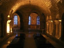 Крипта IX века. Там хранились мощи святого Дионисия.
Черные плиты - могилы Людовика XVI и Марии-Антуанетты (Франция)