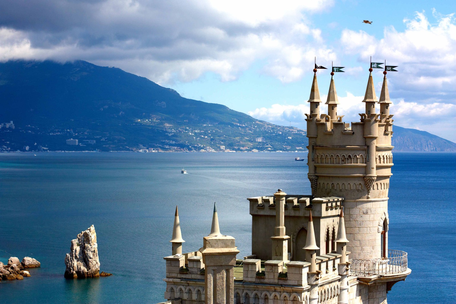 Фото достопримечательностей Крыма и ЮБК: Башенки на замке Ласточкино Гнездо