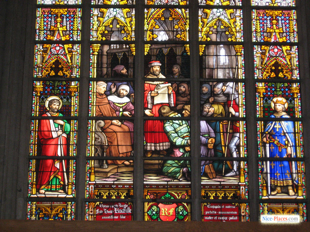 Фото достопримечательностей Брюсселя: Часть витражей собора датируется еще 17 веком