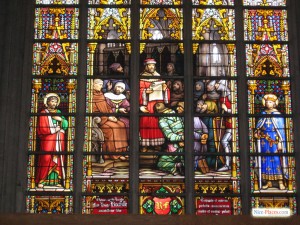 Часть витражей собора датируется еще 17 веком (Брюссель)