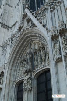 По стилю собор ближе всего к французской готике