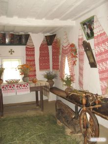 Интерьер стандартной украинской хаты 19 в. - лавка, икона в углу, рушники, веретено.