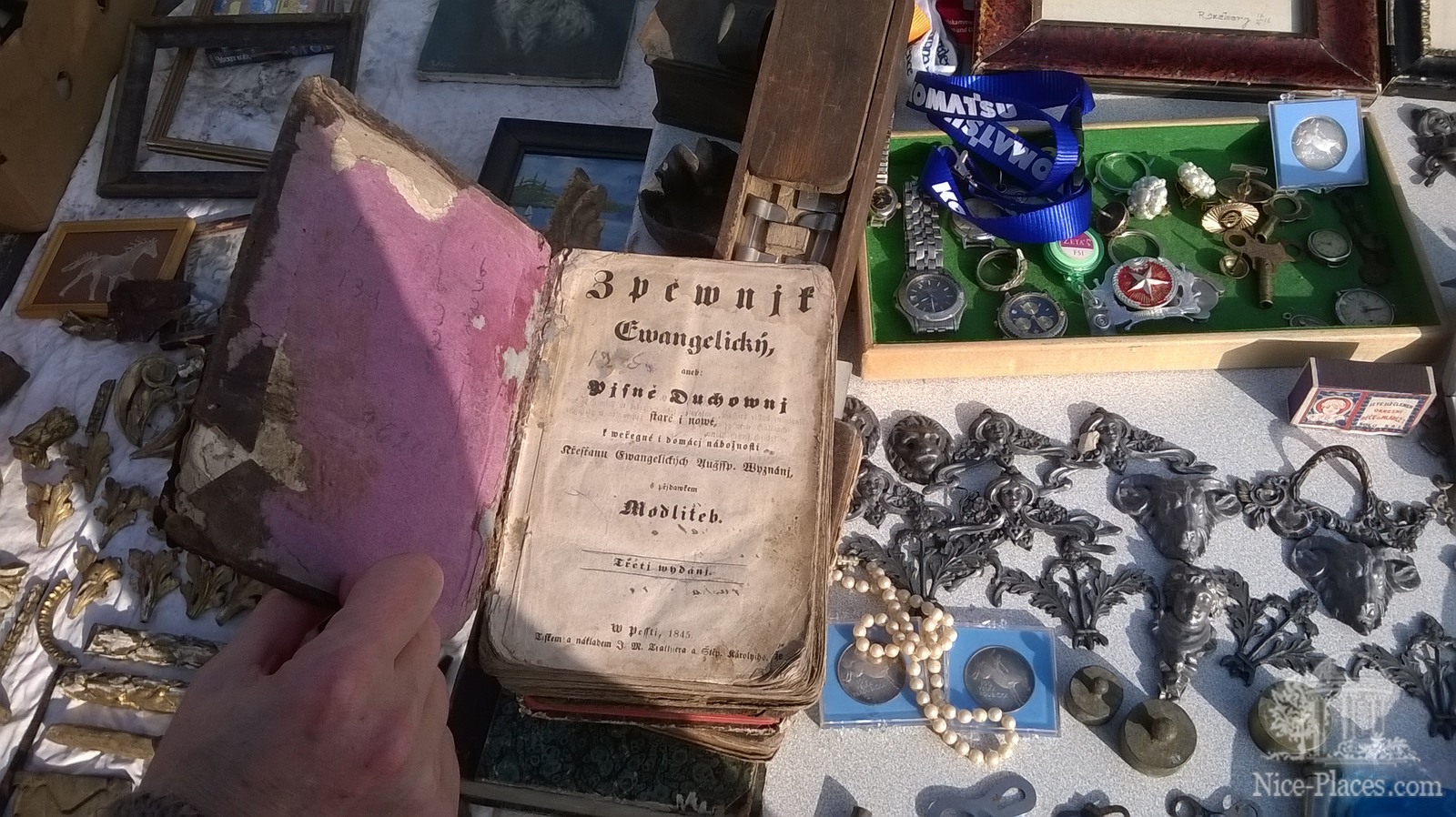 Фото достопримечательностей других стран Европы: Блошиный рынок в Братиславе возле Словнафт арена. Библия 1845 года за 21 евро