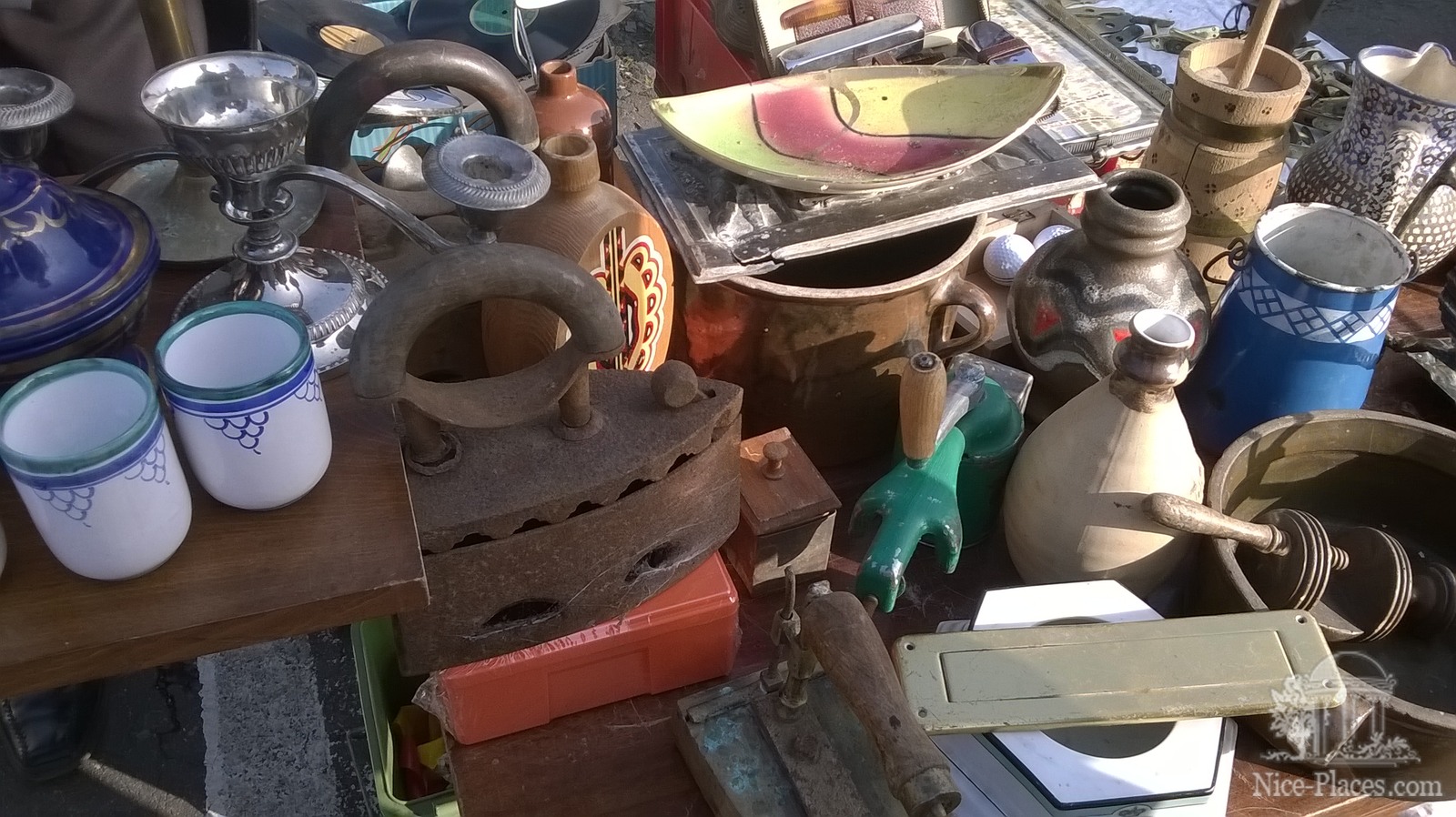 Фото достопримечательностей других стран Европы: Блошиный рынок в Братиславе возле Словнафт арена