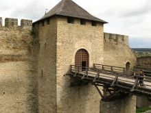 Надбрамная (въездная) башня и мост