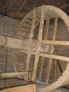 Вот из такого колодца брали в крепости воду (Каменец-Подольский)